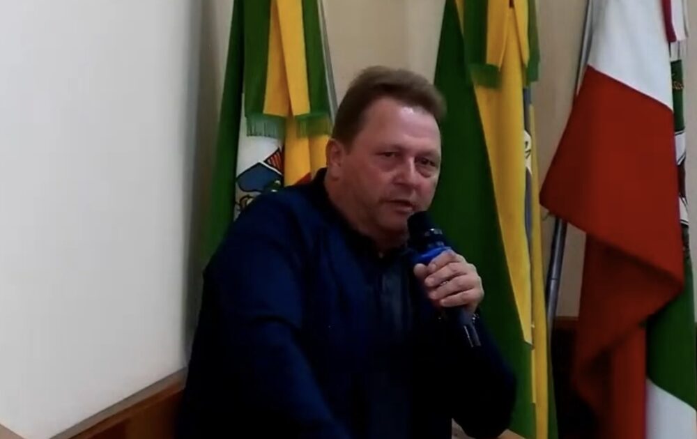Vereador Evaldo Bauer cobra esclarecimentos sobre folha de pagamento, defende reajuste de diárias e destaca investimentos em parquinhos infantis