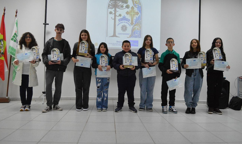 Em noite de forte emoção e auditório lotado no IFC, Rotary e NRDC Centenário consagram vencedores do Concurso de Redação