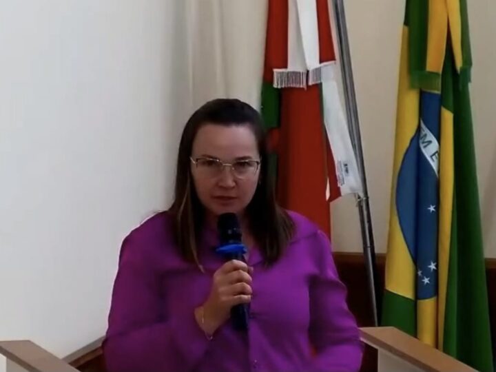 Vereadora Maria Solange fala sobre a Galeria Lilás inaugurada na Câmara de Santa Terezinha