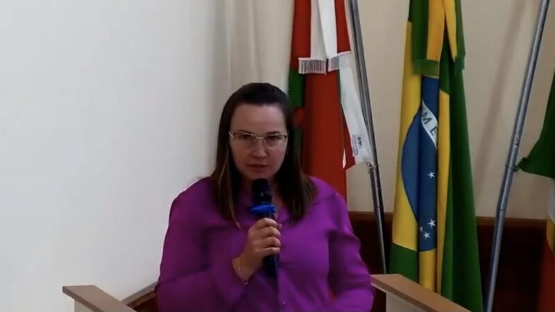 Vereadora Maria Solange fala sobre a Galeria Lilás inaugurada na Câmara de Santa Terezinha