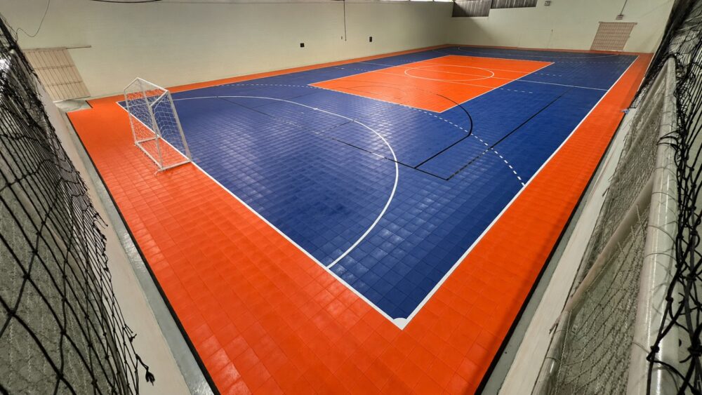Novo piso esportivo amplia segurança e conforto para estudantes da EBM Adélia Lutz