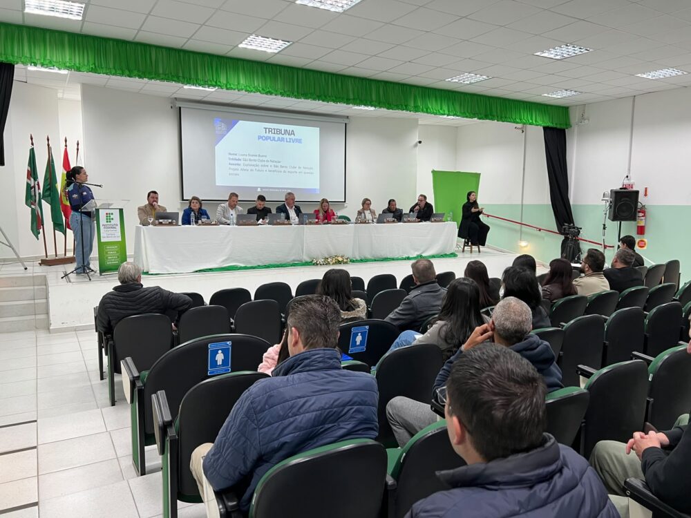Comunidade do bairro Centenário prestigia sessão itinerante