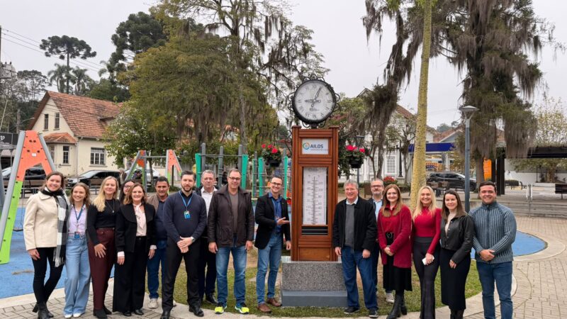 Praça Jardim dos Imigrantes recebe novo relógio monumental
