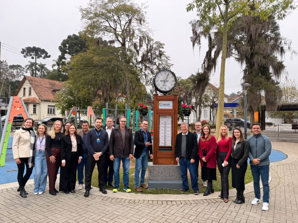 Praça Jardim dos Imigrantes recebe novo relógio monumental