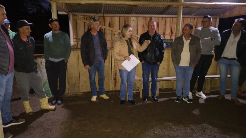 Prefeita Valquíria Schwartz entrega implementos agrícolas à comunidade de Itaió Sertão em Santa Terezinha