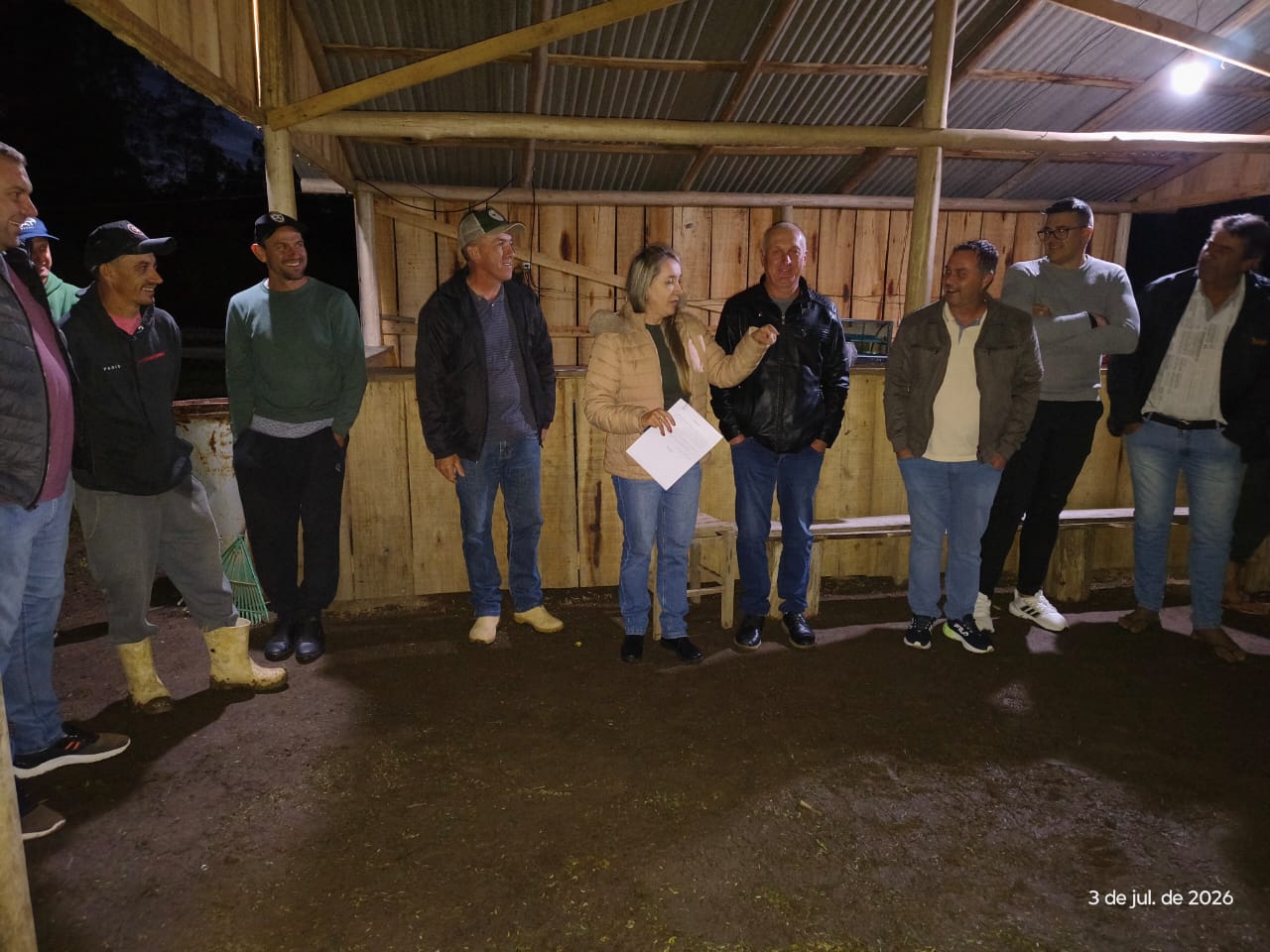 Prefeita Valquíria Schwartz entrega implementos agrícolas à comunidade de Itaió Sertão em Santa Terezinha