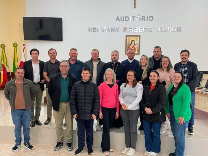 Bispo Dom Adalberto reforça parceria com o poder público durante visita a Santa Terezinha
