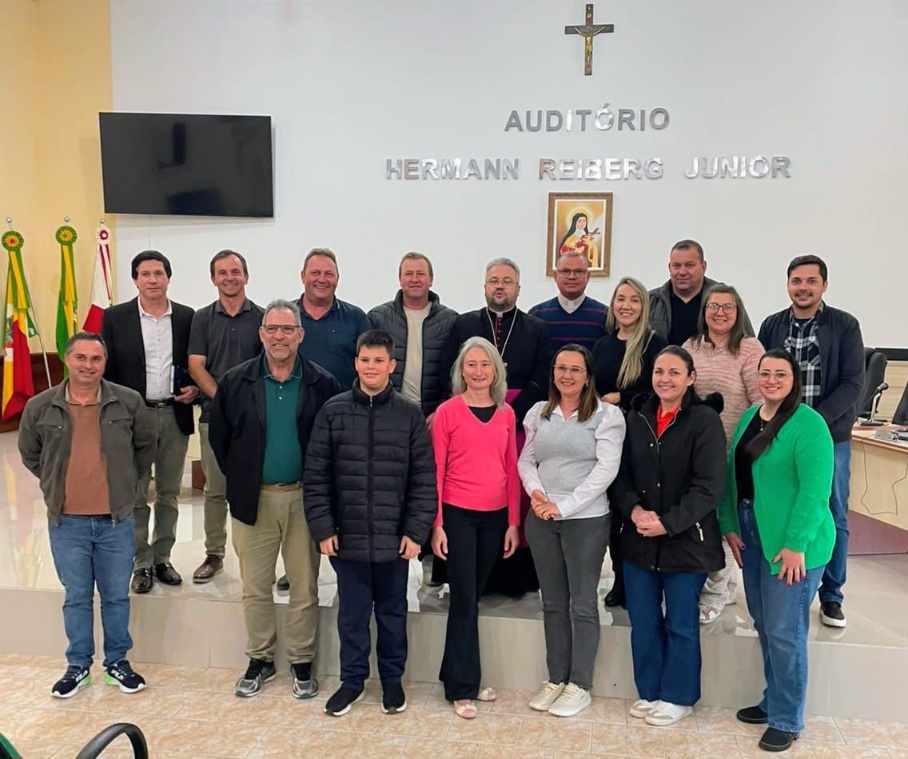 Bispo Dom Adalberto reforça parceria com o poder público durante visita a Santa Terezinha