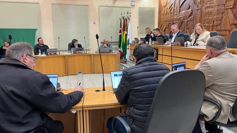 Projetos voltados ao serviço público são discutidos em sessão