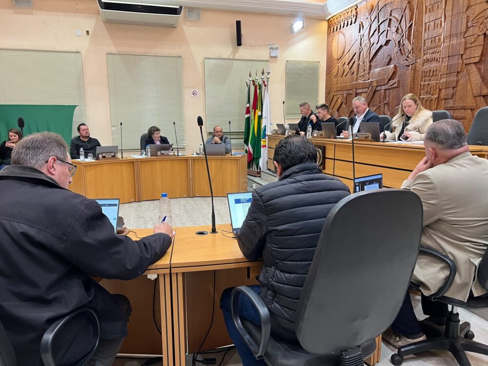 Projetos voltados ao serviço público são discutidos em sessão