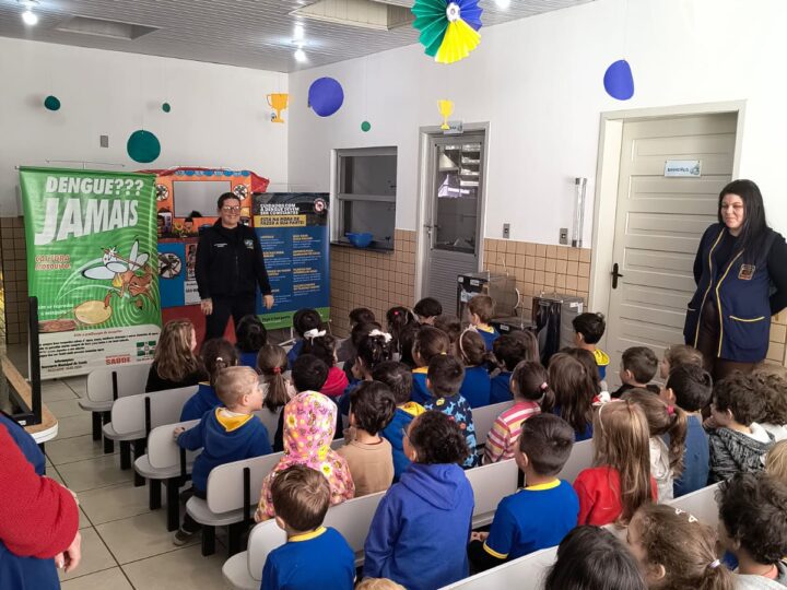 Agentes de Endemias promovem teatro e palestras sobre prevenção à dengue nas escolas municipais