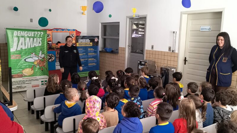 Agentes de Endemias promovem teatro e palestras sobre prevenção à dengue nas escolas municipais