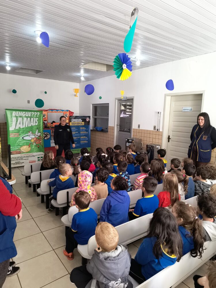 Agentes de Endemias promovem teatro e palestras sobre prevenção à dengue nas escolas municipais