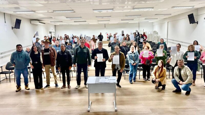 Emhab entrega 91 matrículas de imóveis regularizados após mais de 20 anos