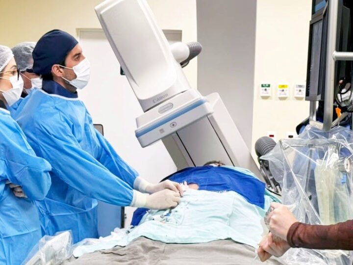 Hospital de Blumenau realiza 1º implante de marcapasso sem fio do interior de SC