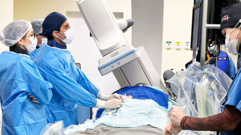 Hospital de Blumenau realiza 1º implante de marcapasso sem fio do interior de SC