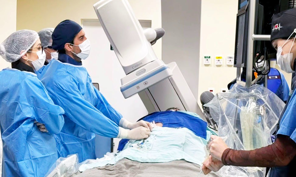 Hospital de Blumenau realiza 1º implante de marcapasso sem fio do interior de SC