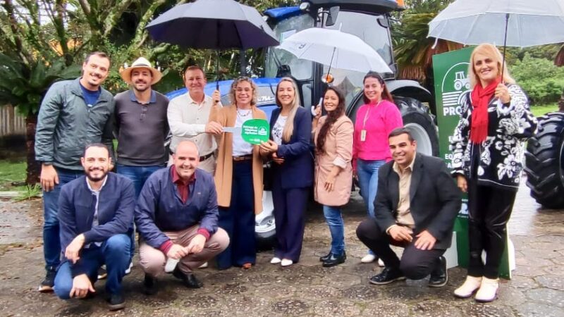 Santa Terezinha recebe trator por articulação de Cláudio Drozdek e deputada Ana Paula Lima