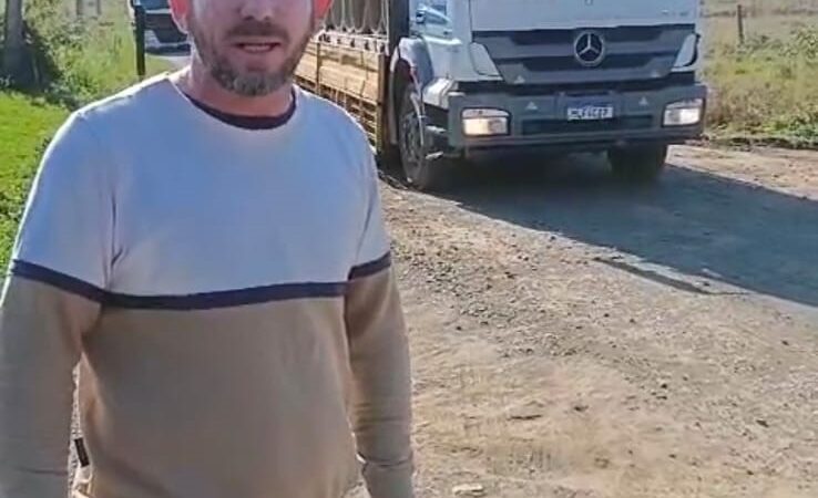 Primeira carga de tubos chega para obras na Rua Dom Pedro I, em Monte Castelo