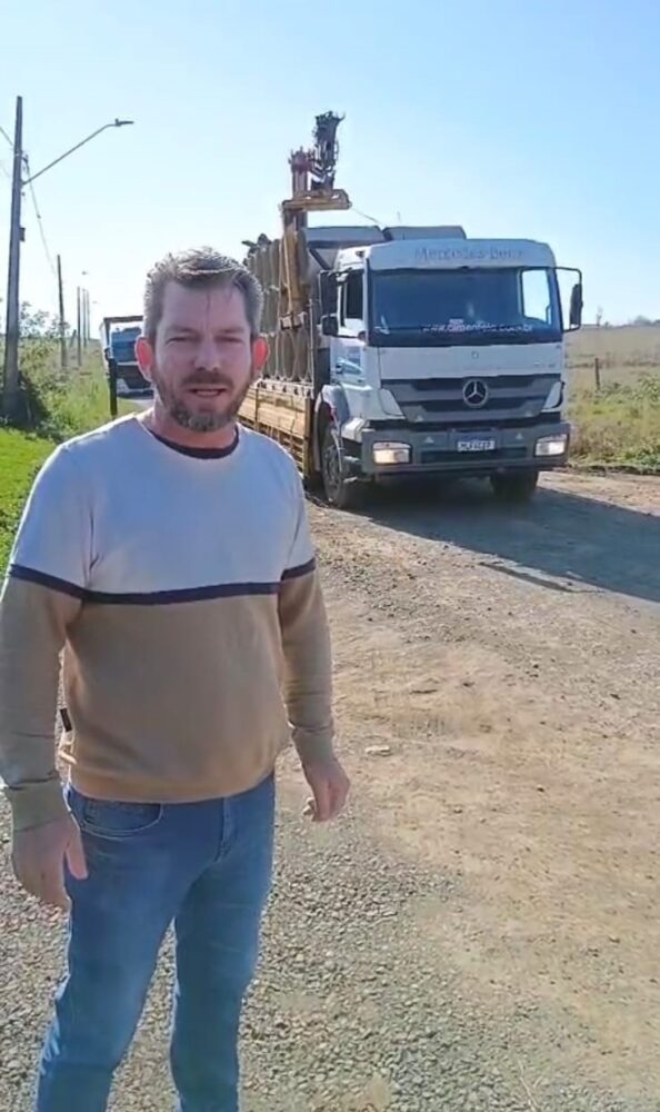 Primeira carga de tubos chega para obras na Rua Dom Pedro I, em Monte Castelo