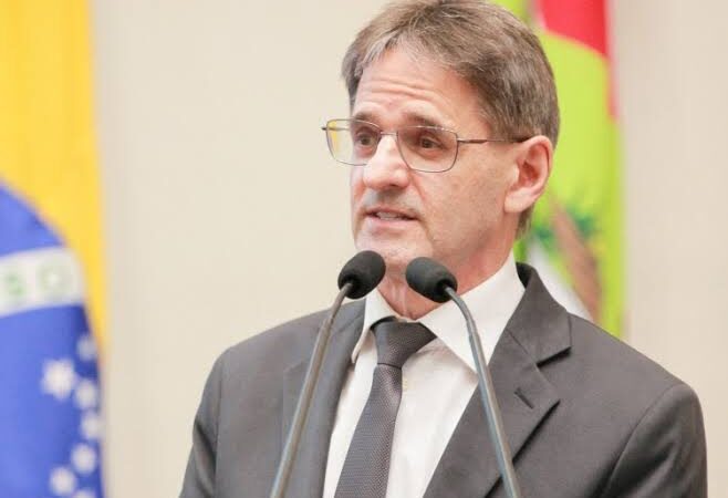 Deputado Neodi Saretta apresenta projeto que regulamenta uso de laser por podólogos em Santa Catarina