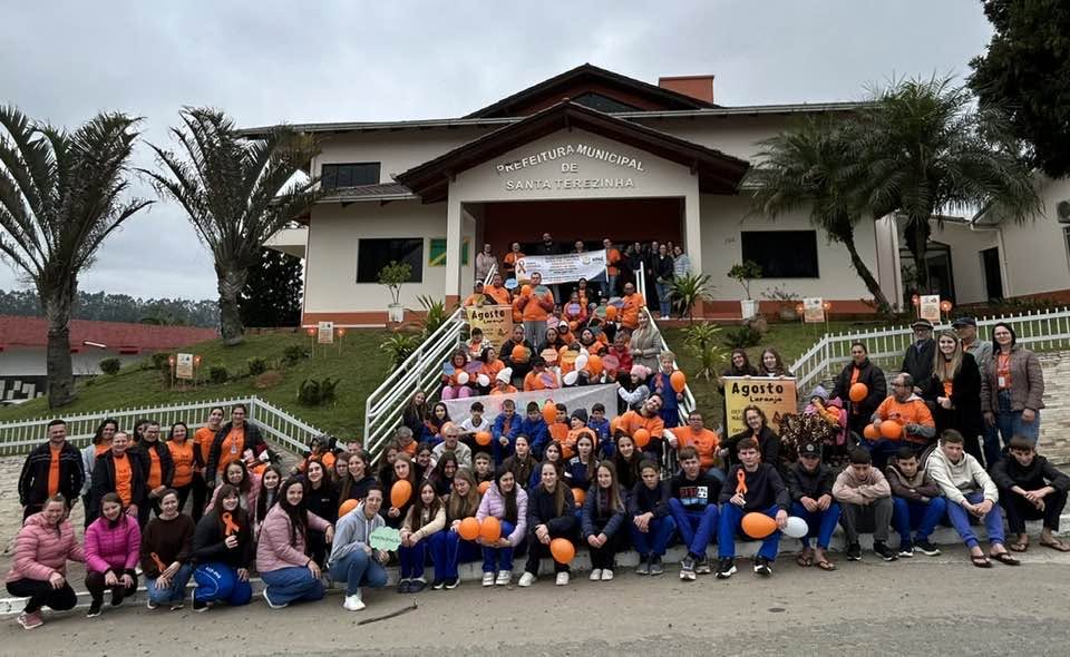Alunos reforçam conscientização sobre a deficiência intelectual e múltipla durante o Agosto Laranja em Santa Terezinha