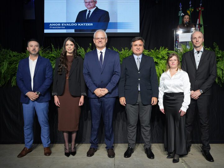 CERIMÔNIA COMEMORA 65 ANOS E EMPOSSA NOVA DIRETORIA DO SINDUSMOBIL