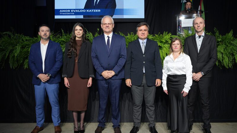 CERIMÔNIA COMEMORA 65 ANOS E EMPOSSA NOVA DIRETORIA DO SINDUSMOBIL