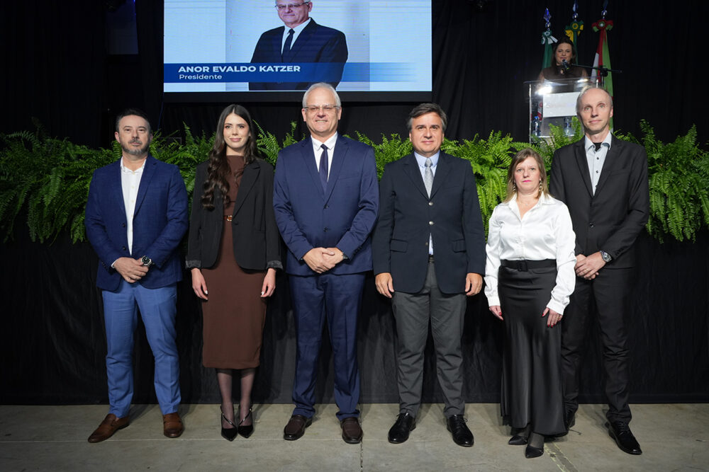 CERIMÔNIA COMEMORA 65 ANOS E EMPOSSA NOVA DIRETORIA DO SINDUSMOBIL
