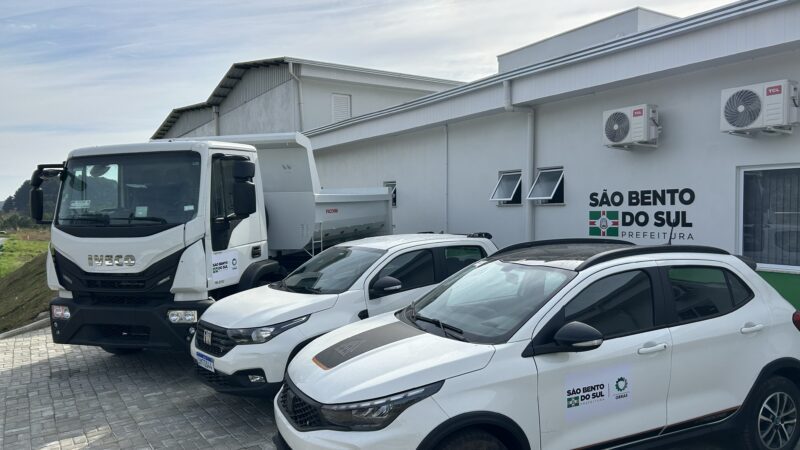 Prefeitura entrega quatro novos veículos para reforçar serviços urbanos