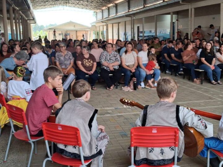 Dia da Família reúne comunidade escolar em uma tarde de emoção, cultura e valorização da educação em Santa Terezinha