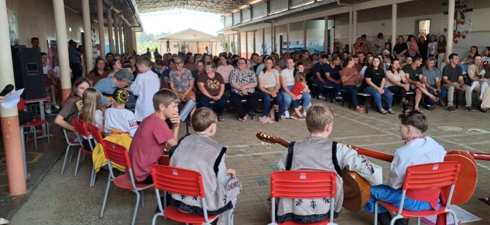 Dia da Família reúne comunidade escolar em uma tarde de emoção, cultura e valorização da educação em Santa Terezinha