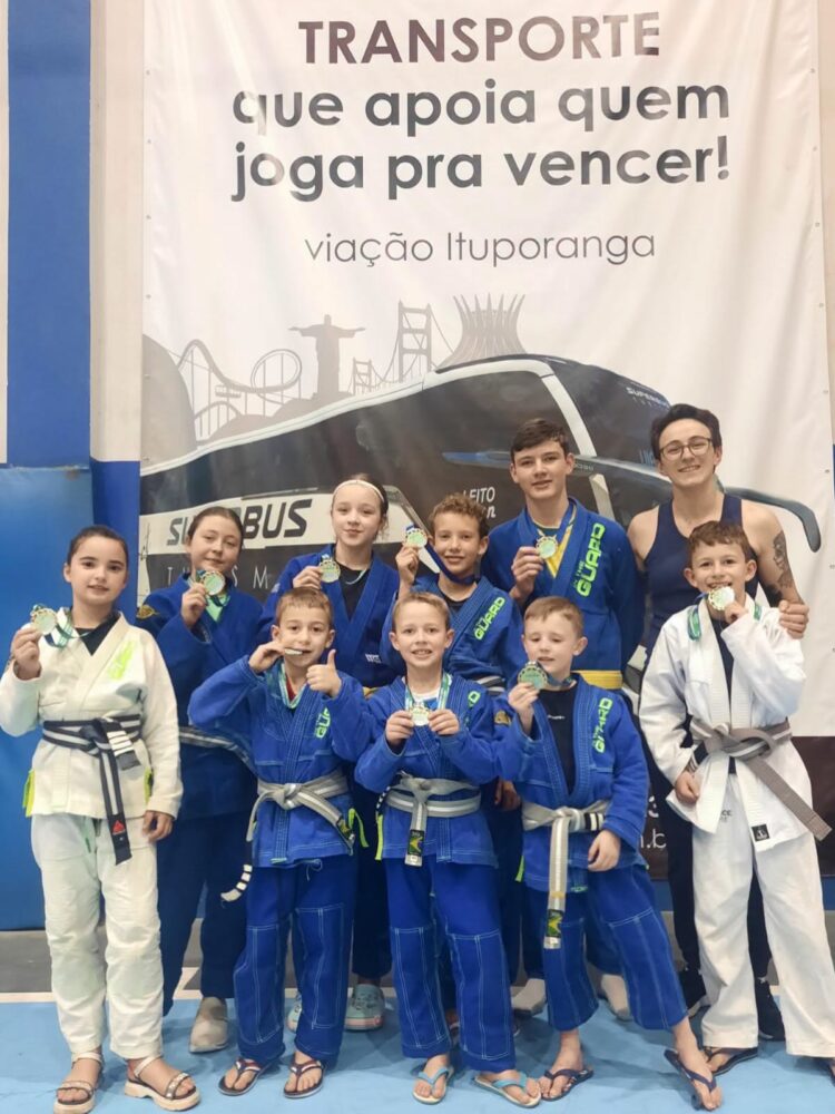 No tatame, eles representam Santa Terezinha: jovens atletas mostram garra e determinação no Jiu-Jitsu
