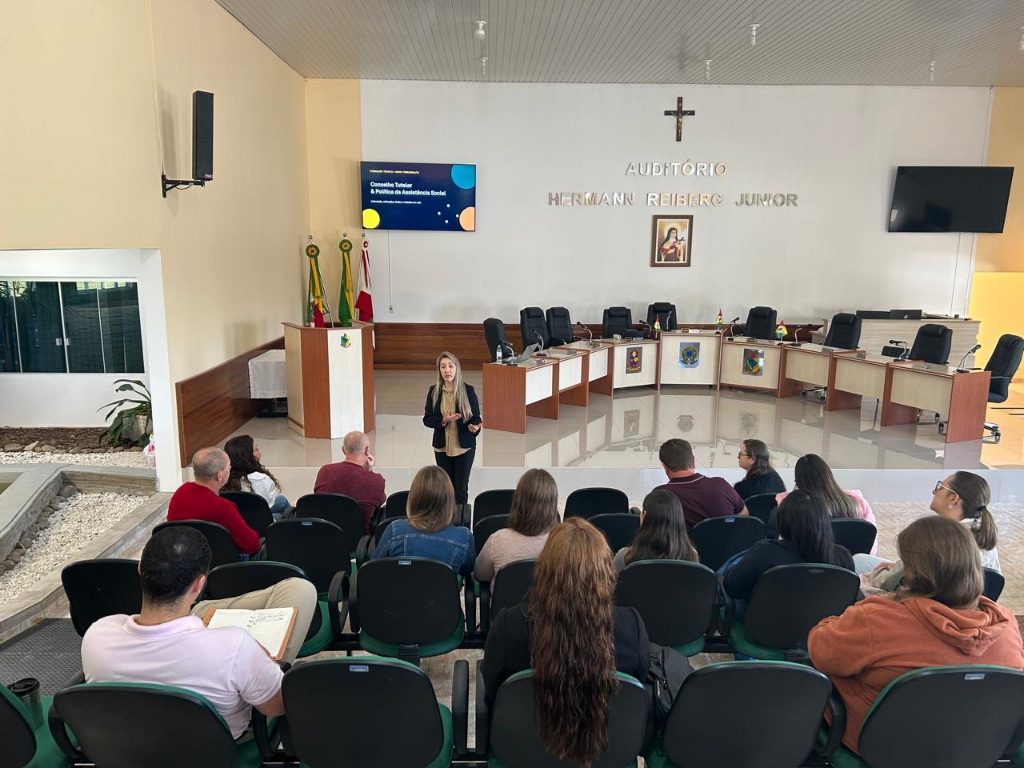Santa Terezinha promove formação para equipes e retoma Programa Família Acolhedora