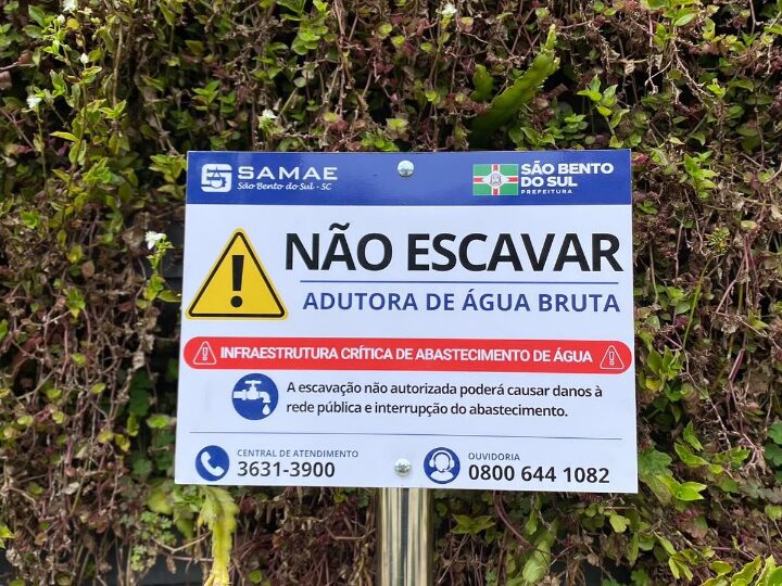 SAMAE instala 54 placas de sinalização ao longo da adutora de água bruta para reforçar a segurança e prevenir acidentes
