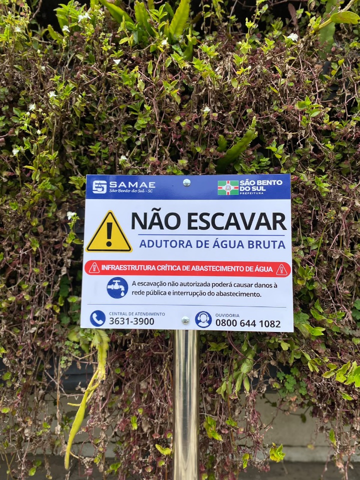 SAMAE instala 54 placas de sinalização ao longo da adutora de água bruta para reforçar a segurança e prevenir acidentes