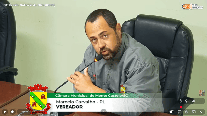 Vereador Marcelo Carvalho presta homenagem a servidora pública durante sessão da Câmara de Monte Castelo