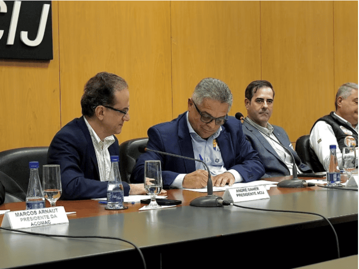 Em Joinville, João Rodrigues se compromete a reduzir presença do estado no setor produtivo
