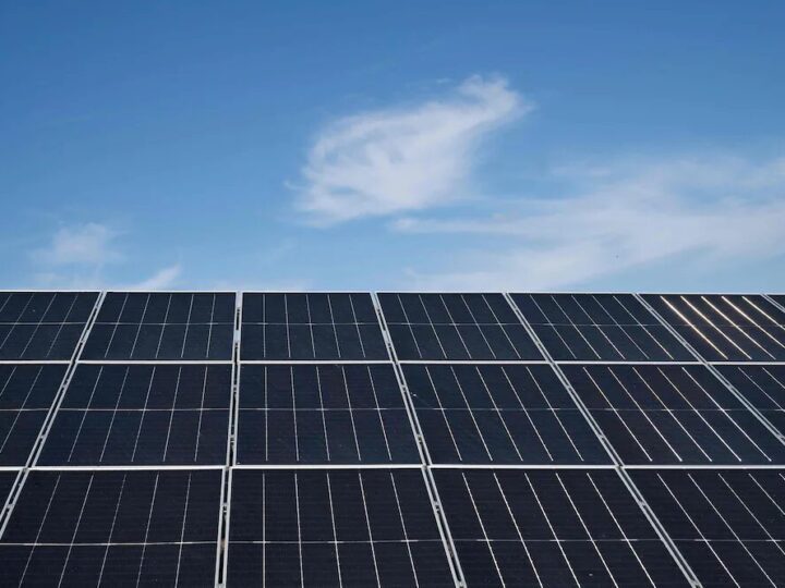 Cigarro paga menos imposto do que bateria para energia limpa no Brasil