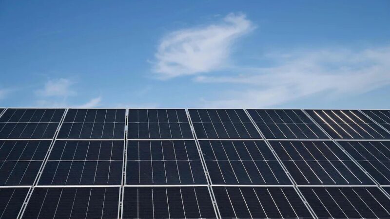 Cigarro paga menos imposto do que bateria para energia limpa no Brasil