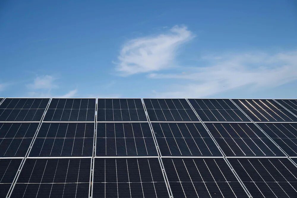 Cigarro paga menos imposto do que bateria para energia limpa no Brasil