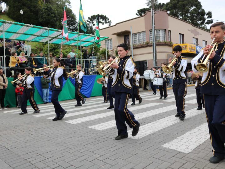 Desfile Cívico reúne comunidade em celebração à Independência do Brasil