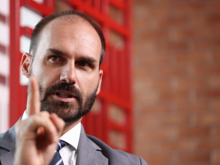 Eduardo Bolsonaro ameaça punir diplomatas do Itamaraty