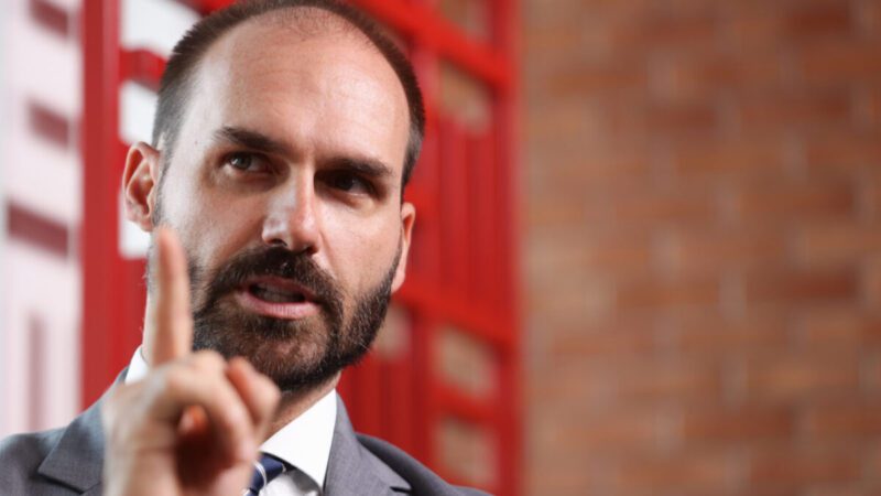 Eduardo Bolsonaro ameaça punir diplomatas do Itamaraty