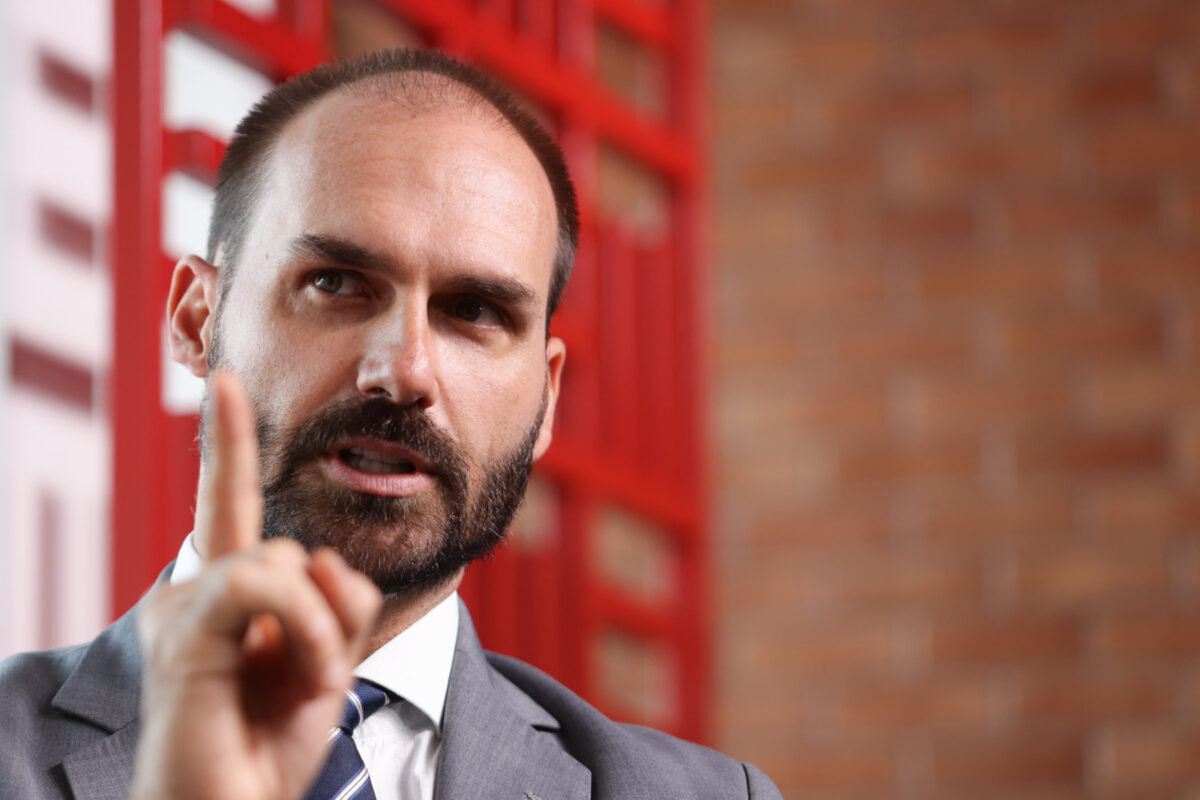 Eduardo Bolsonaro ameaça punir diplomatas do Itamaraty