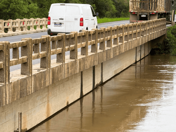 Rio Canoinhas continua subindo e chega a 7,20 na ponte da BR-280