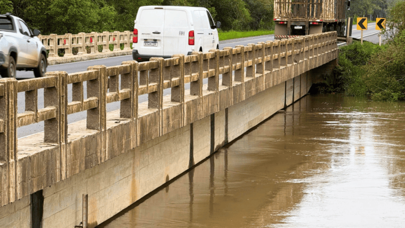 Rio Canoinhas continua subindo e chega a 7,20 na ponte da BR-280