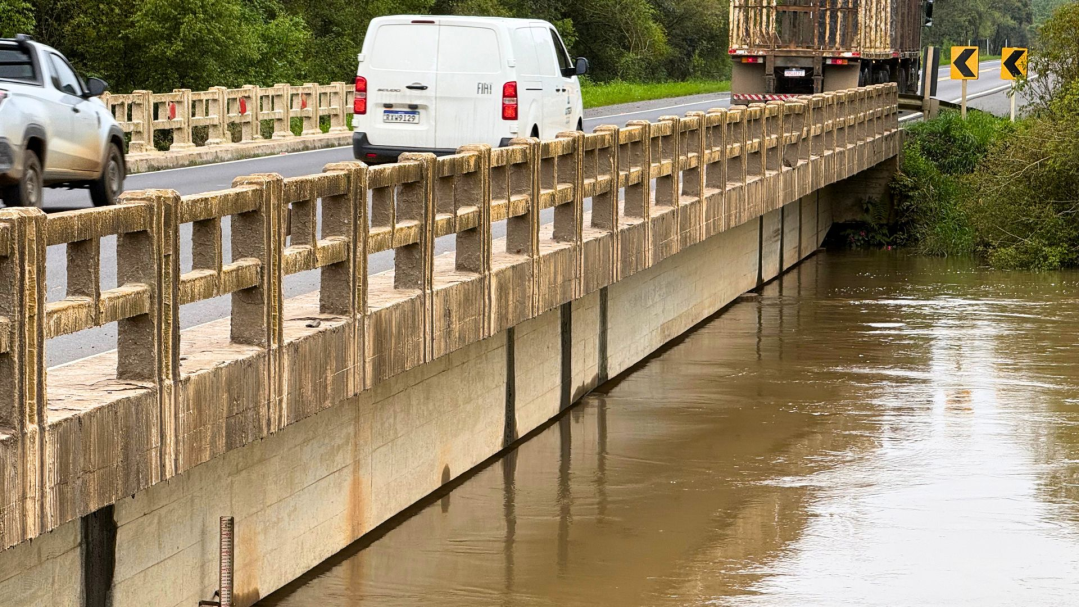 Rio Canoinhas continua subindo e chega a 7,20 na ponte da BR-280