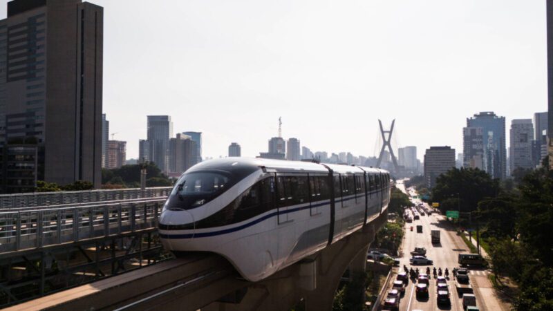 Linha 17-ouro amplia horário e passageiros não pagam passagem