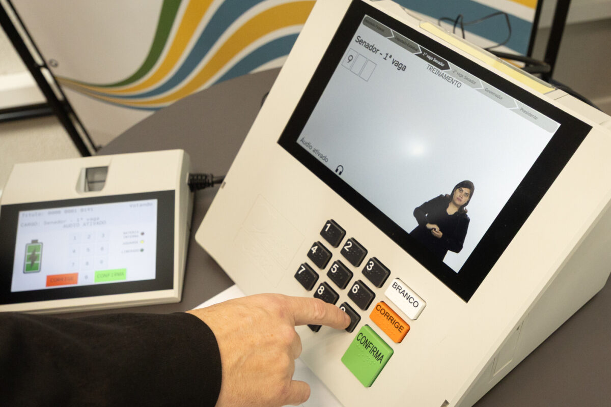 Urnas eletrônicas de 2026 ampliam acessibilidade e inclusão